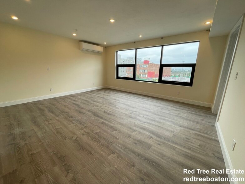 Building Photo - 1028a Commonwealth Ave