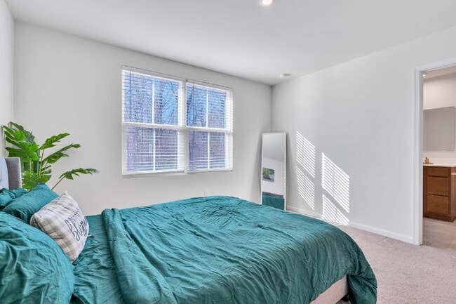 Building Photo - Modern 3BR, 2.5BA Townhouse in Walnut Hill Townes