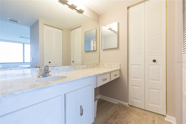 Building Photo - 5729 Del Sol Blvd