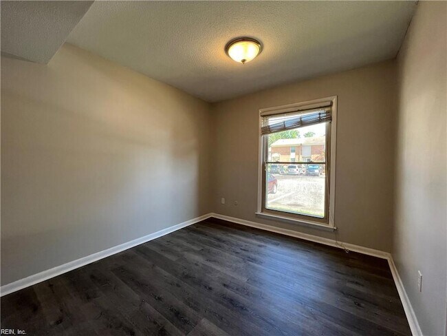 Building Photo - 5025 Eaton Ct