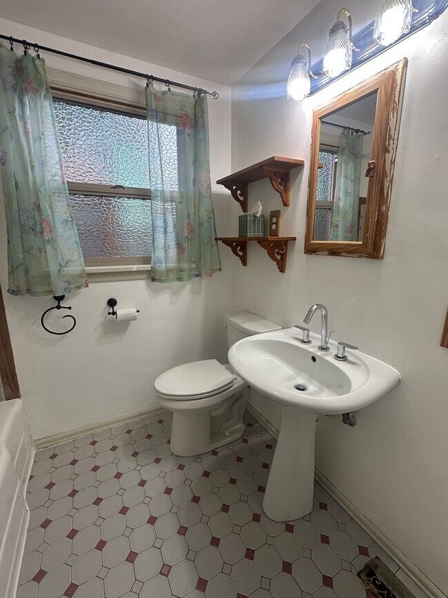 Building Photo - Charming 2-Bedroom, 1-Bathroom House in North Seattle.