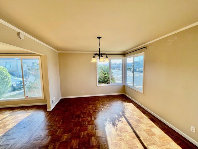 Building Photo - GORGEOUS, BEAUTIFULLY MAINTAINED 3 BED/2 B...
