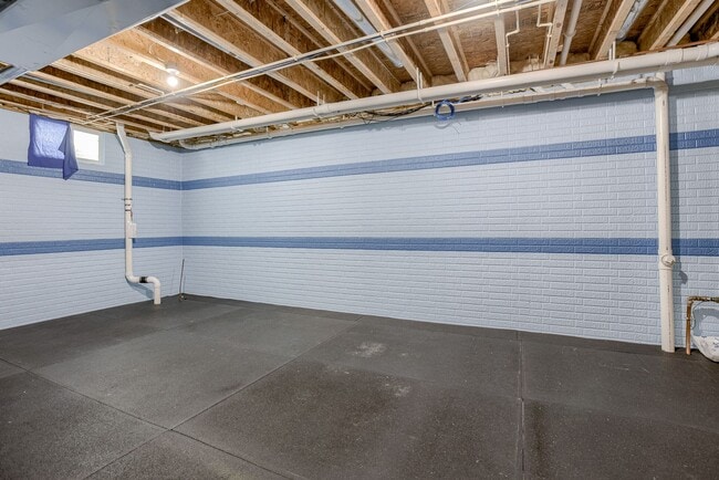 Building Photo - Beautiful 4 Bedroom In Shadow Lake!!