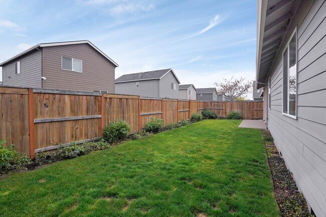 Building Photo - Polished single-level 3 bed, 2 bath home in NE Salem!