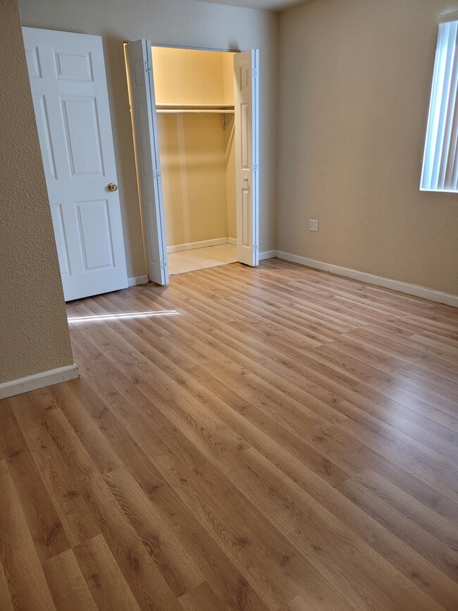 Building Photo - 301 N Greenbriar Rd