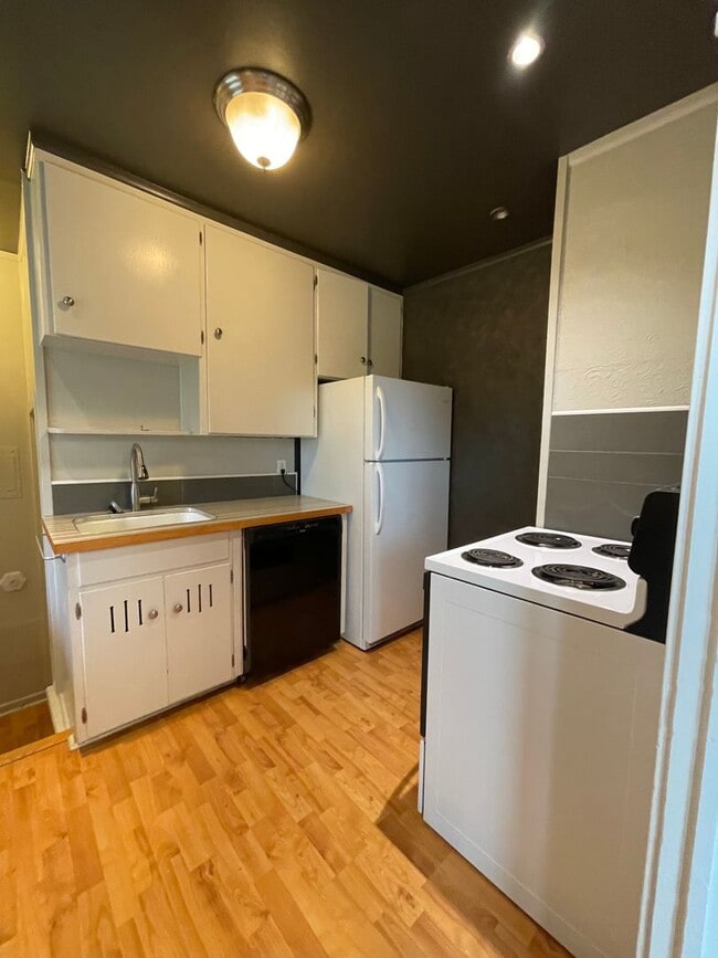 Building Photo - 2 bd., 1 bath with extra bonus finished ba...