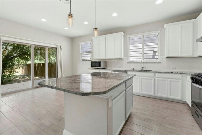 Building Photo - 9800 Betulla Dr