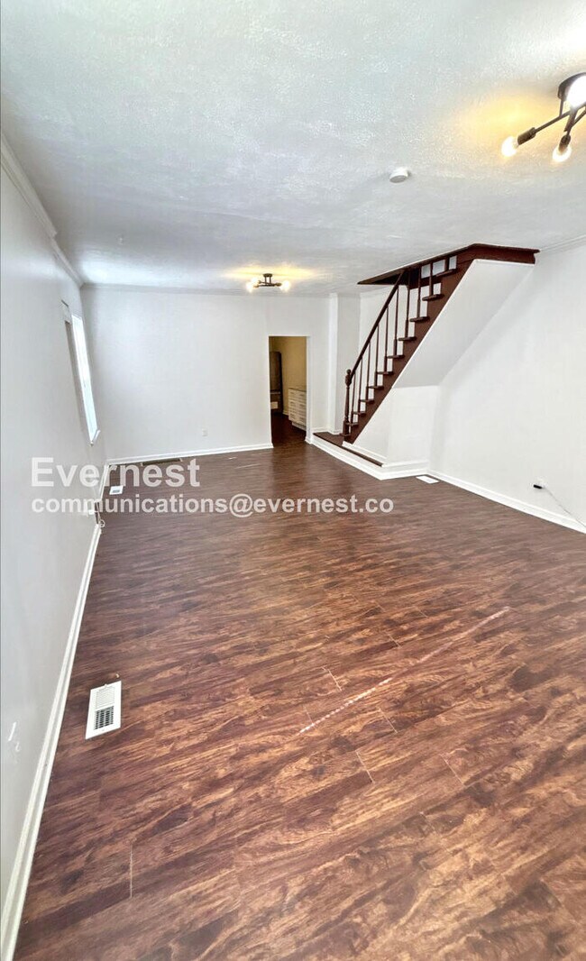 Building Photo - 3 Bed/2 Bath Home with Fenced Yard / Available Now!