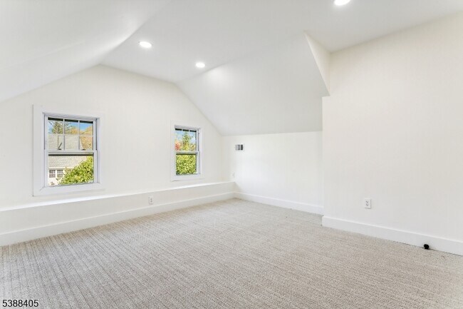 Building Photo - 648 E Broad St