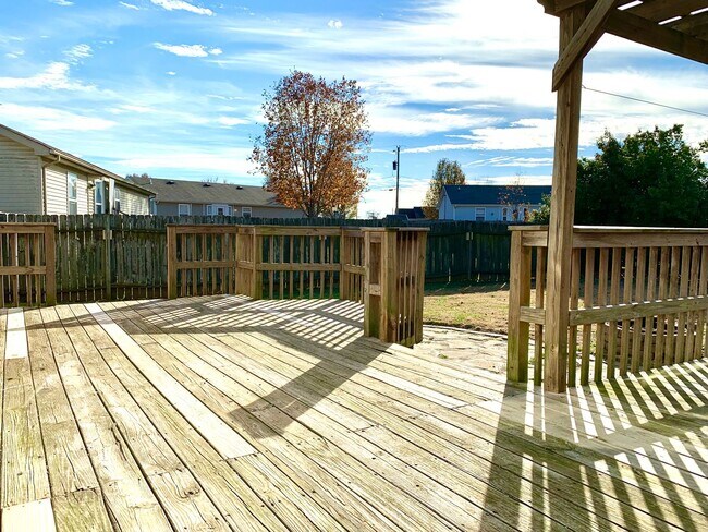 Building Photo - 411 Sideline Dr