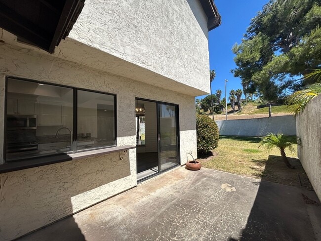 Building Photo - Spacious Newly Remodeled Townhome in Bonsa...