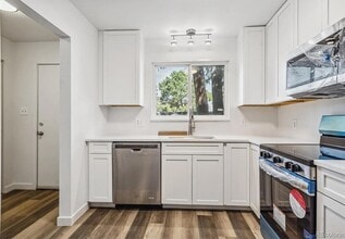 Building Photo - Updated spacious townhouse in prime location!