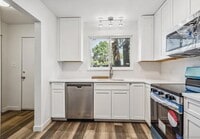 Building Photo - Updated spacious townhouse in prime location!