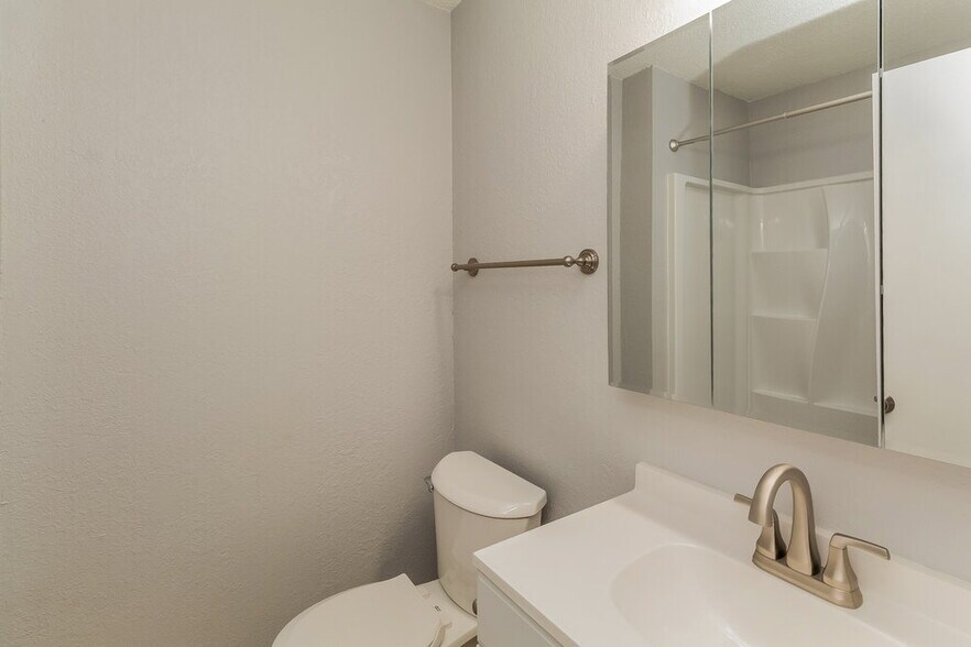 Building Photo - 5691 Briarwood Dr