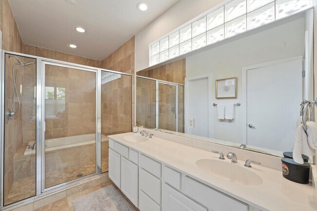 Building Photo - 1610 Hadley St