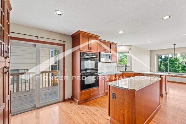 Building Photo - 5 bed/3 bath Main-Level Living with Design...