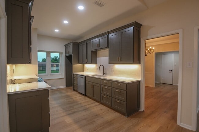 Building Photo - Available Now! Stunning 4 Bedroom 3.5 Bath...