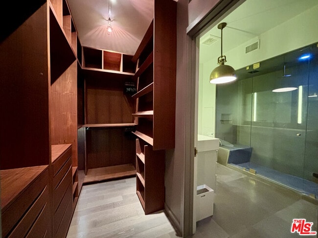 Building Photo - 527 Molino St