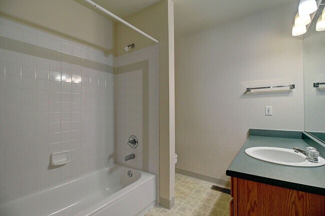 Building Photo - Charming 3 Bed 2 Bath Willow Run Home - Available August 10!