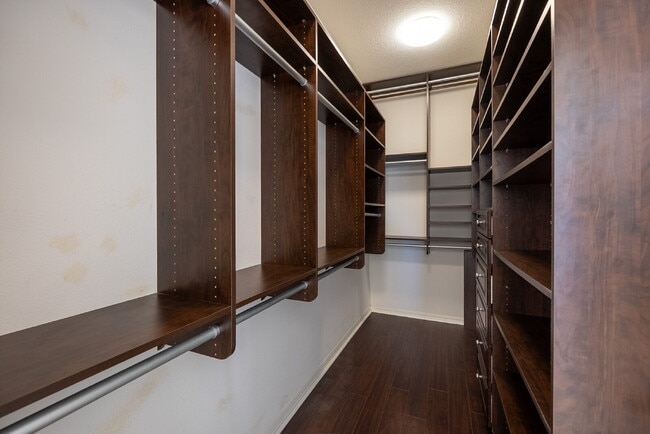 Building Photo - "Spacious 3-Bedroom Oasis with 2 Baths and 2,287 Sq Ft in Bradenton!"