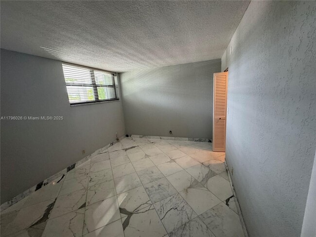 Building Photo - 4800 Bayview Dr