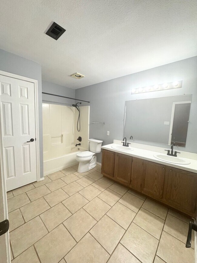 Building Photo - 3 Bed 2 Bath Ready To Rent ASAP!