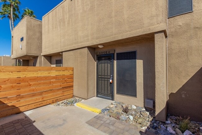 Building Photo - 2 Bedroom townhouse