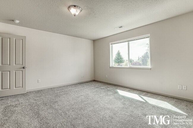 Building Photo - Pet Friendly Home In A Great Convenient Location!