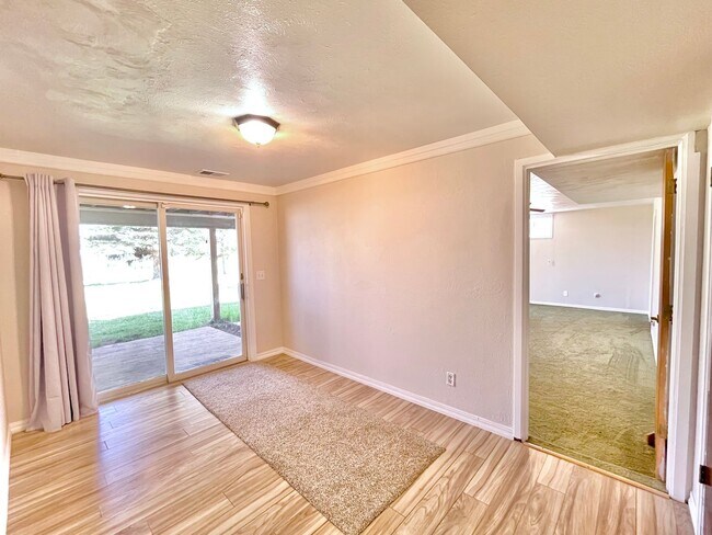 Building Photo - Gorgeous Private Home with Views!