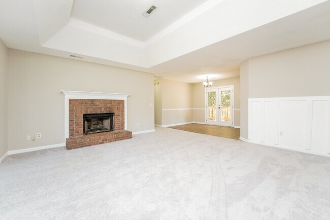 Building Photo - Fantastic 3bd/2ba home! Coming soon!
