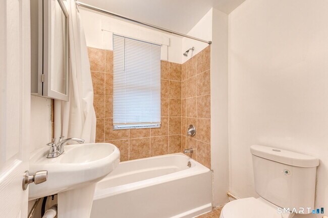 Building Photo - 152 Oak St