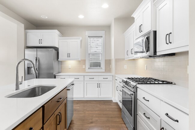 Building Photo - 165 E Cool Pond Dr