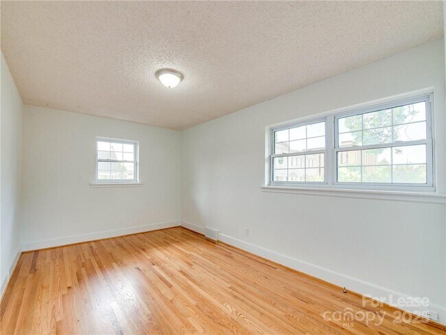 Building Photo - 1422 Holmes Dr