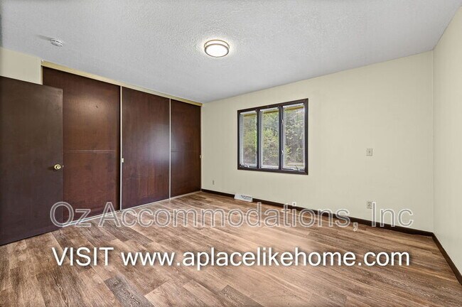 Building Photo - 608 E 78th St
