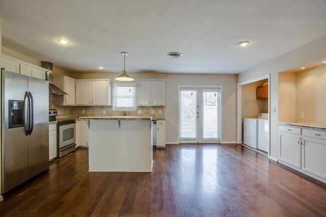 Building Photo - Beautiful, Spacious 4 Bedroom Close to Tex...