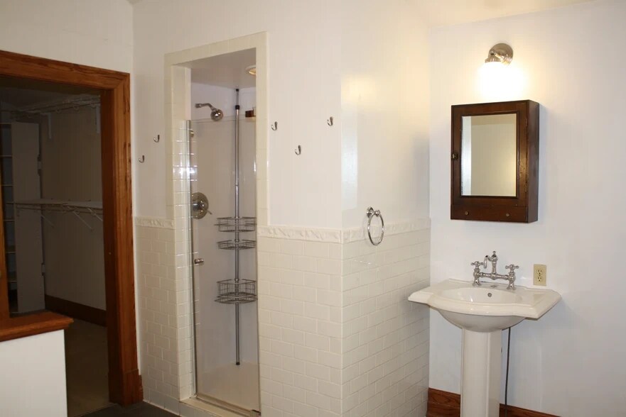 Building Photo - 801 N Lincoln St