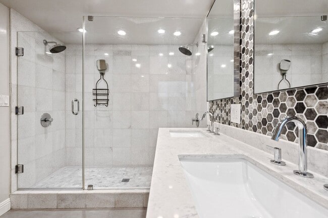 Building Photo - Heart of Hayes Valley - Updated 3 Bed, 2 B...