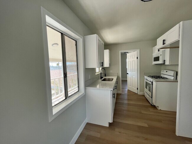Building Photo - 1514 S Bentley Ave