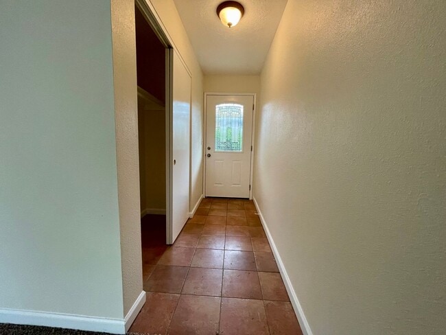 Building Photo - Gresham Duplex with Private Yard and a Single Car Garage! Gresham Station!