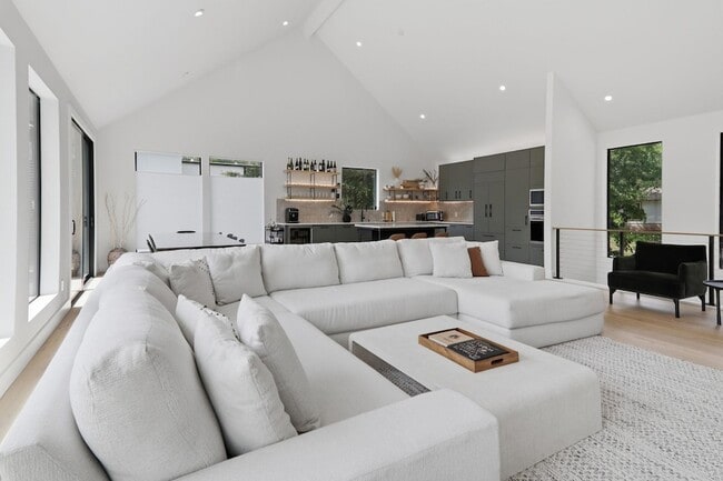 Building Photo - 201 Kahana Ln