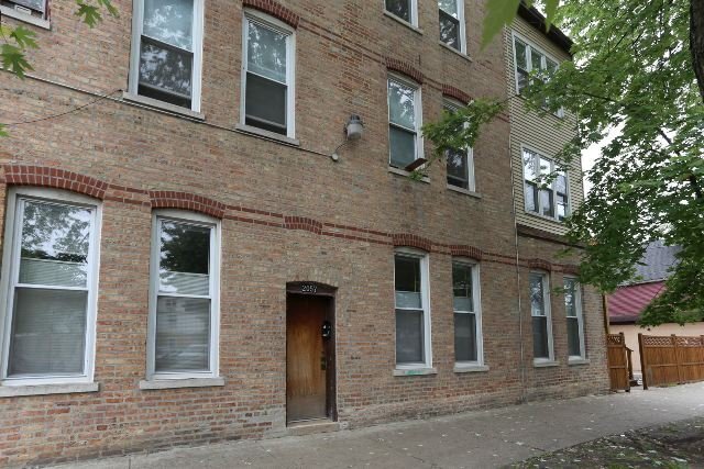 Building Photo - 2057 W Roscoe St