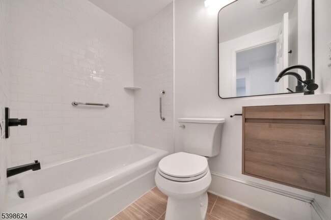 Building Photo - 1000 Main St