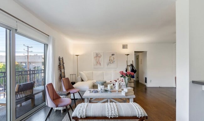 Building Photo - 141 S Clark Dr