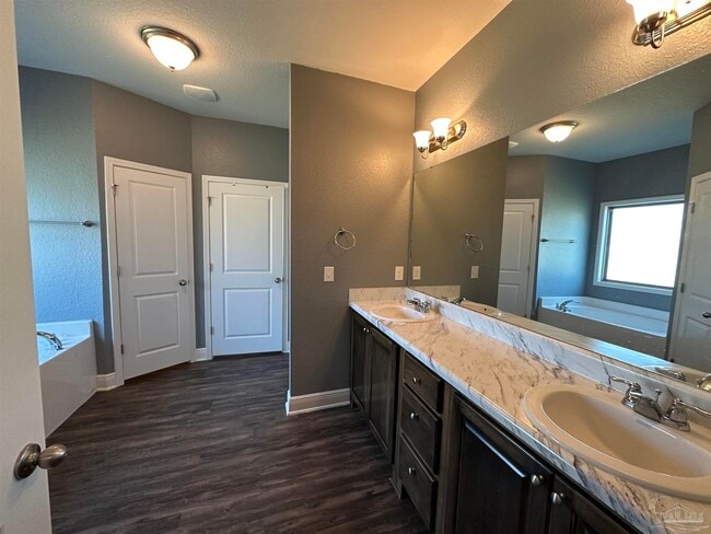 Building Photo - 841 Oak Aly