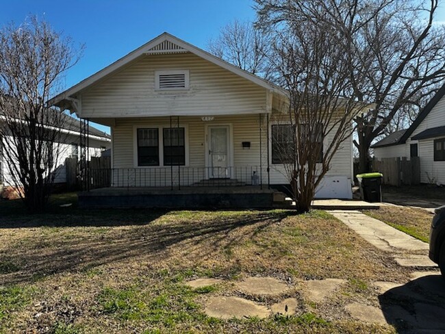 Primary Photo - Fresh 3 bedroom 1.5 bath home with large l...