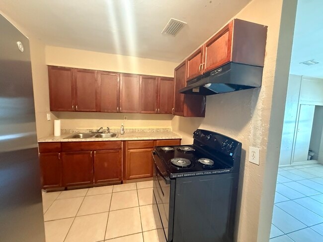 Building Photo - 1604 Zephyr Ave