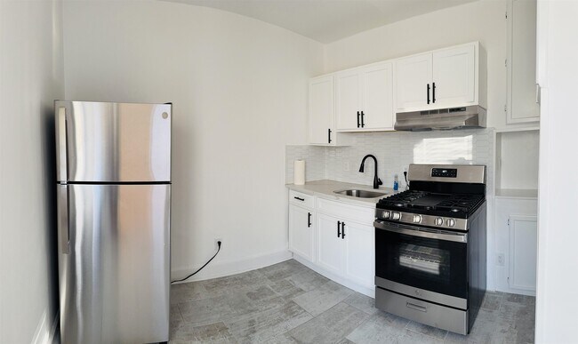 Primary Photo - 733 Hudson Ave