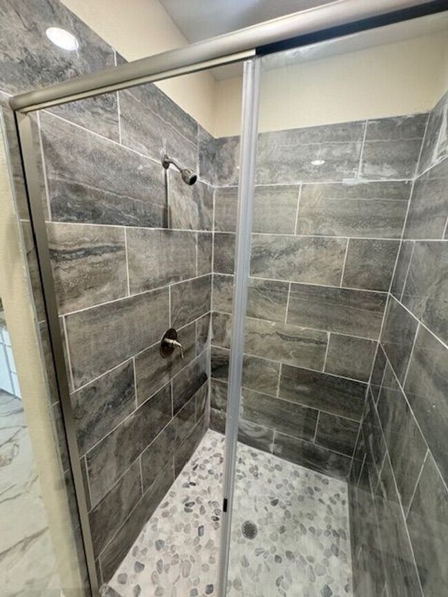 Building Photo - 3/2/2 - HIGH CEILINGS - NO WATER BILL