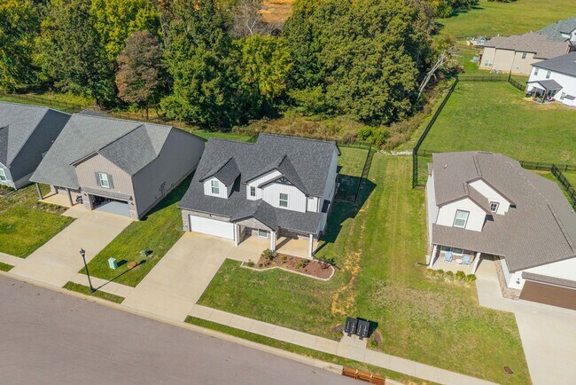 Building Photo - Luxury Meets Comfort: 5-Bed Beauty with Ch...