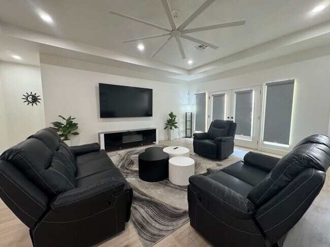 Building Photo - 6129 Lago Grande Dr